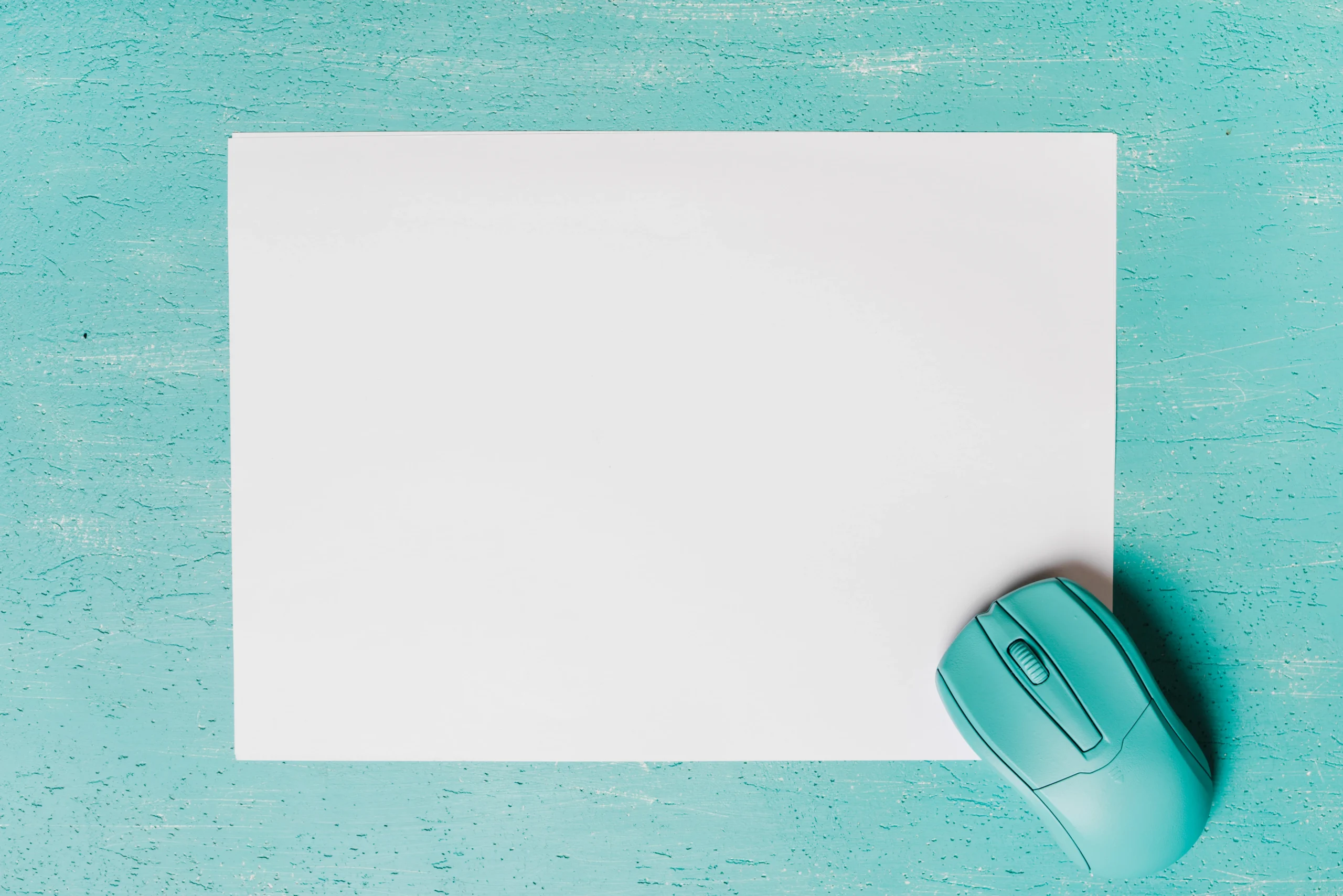Beyaz kağıt mousepad üzerinde fare — temiz kurulum örneği