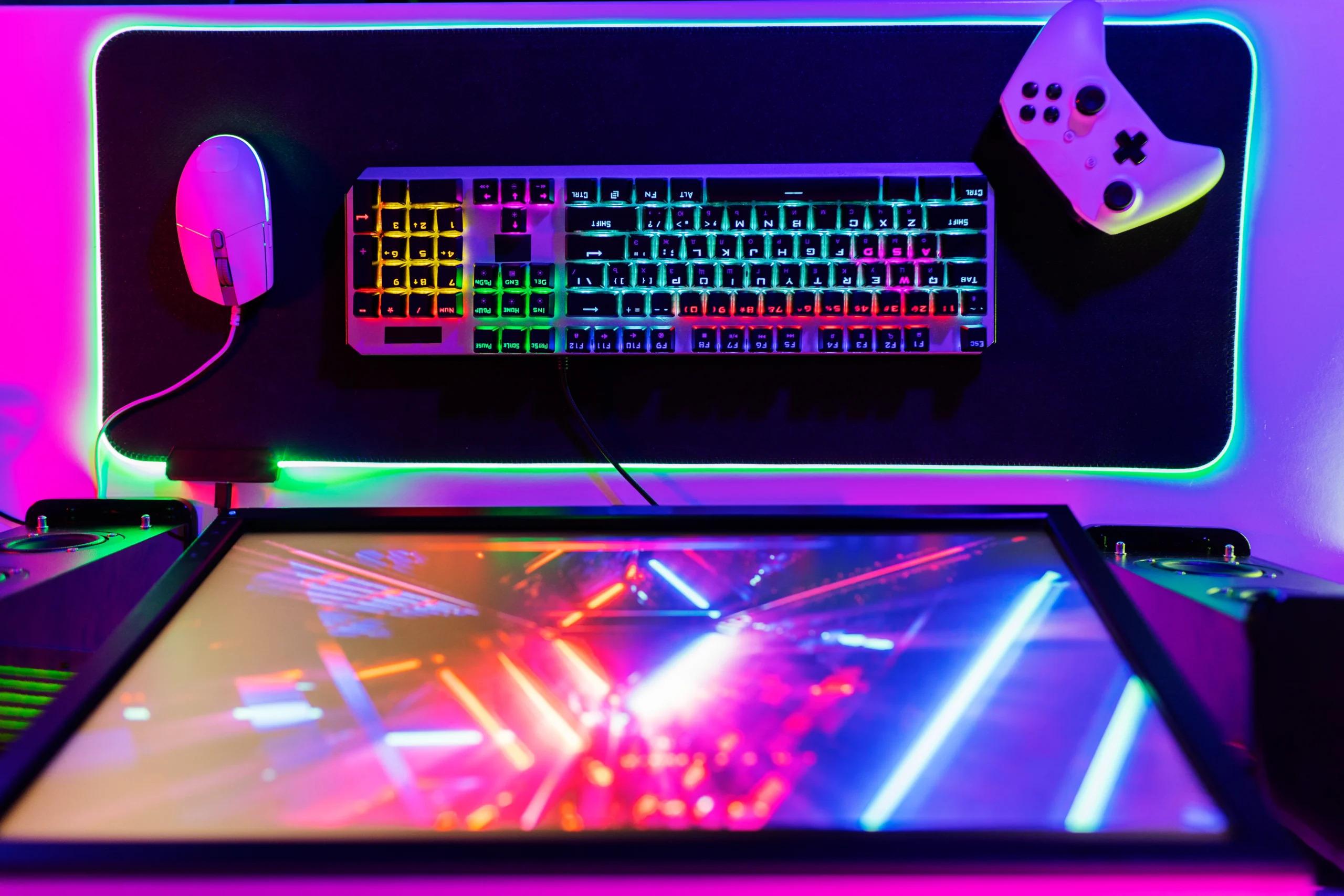 RGB klavyeli gaming setup üstten görünüm — XXL mousepad ile tam kaplama